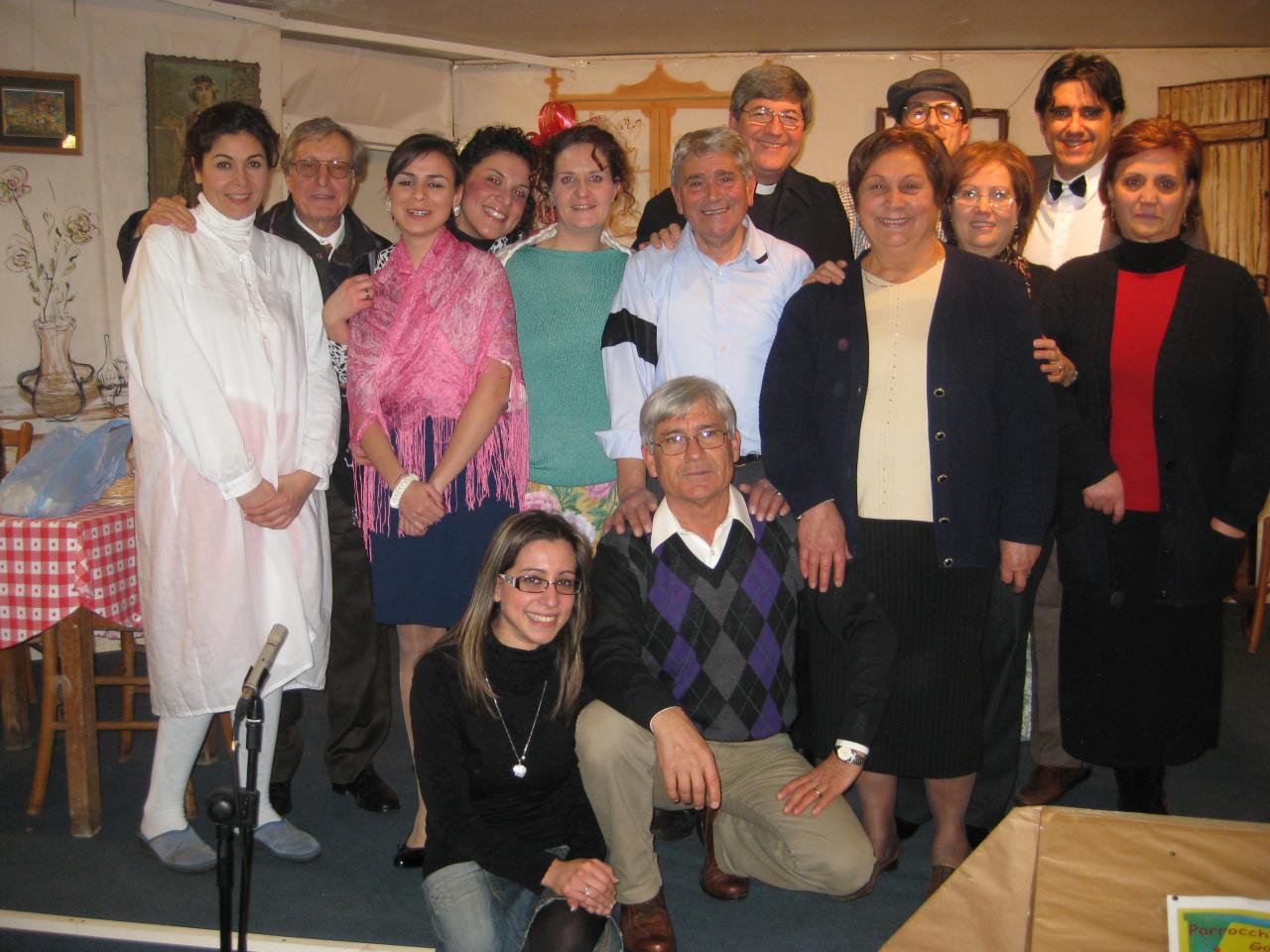 Biagio De Lorenzis (al centro in camicia), in una foto di qualche anno fa durante uno spettacolo teatrale in parrocchia