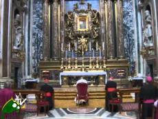 Papa Francesco prega a Santa Maria Maggiore.