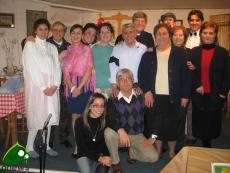 Biagio De Lorenzis (al centro in camicia), in una foto di qualche anno fa durante uno spettacolo teatrale in parrocchia